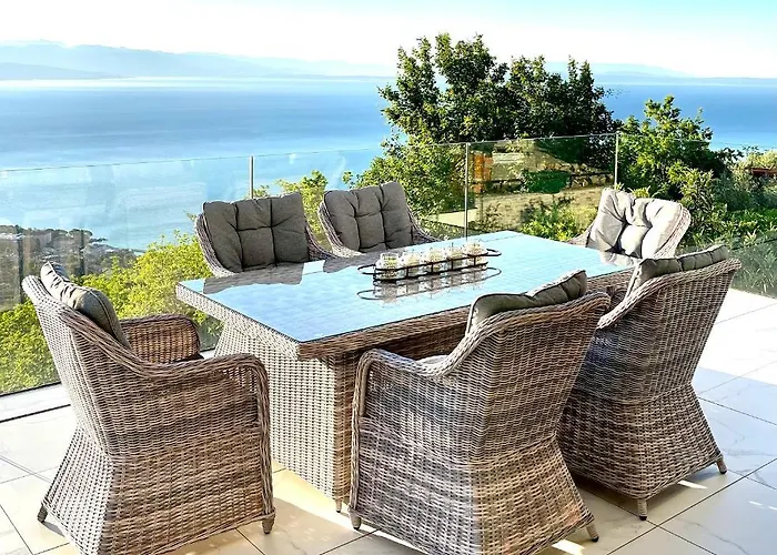 White Pearl Luxury With Pool And Sea View オパティヤ