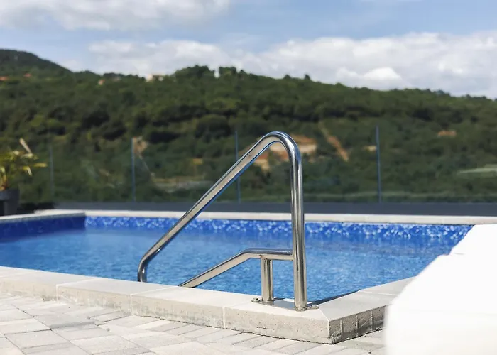 White Pearl Luxury With Pool And Sea View *